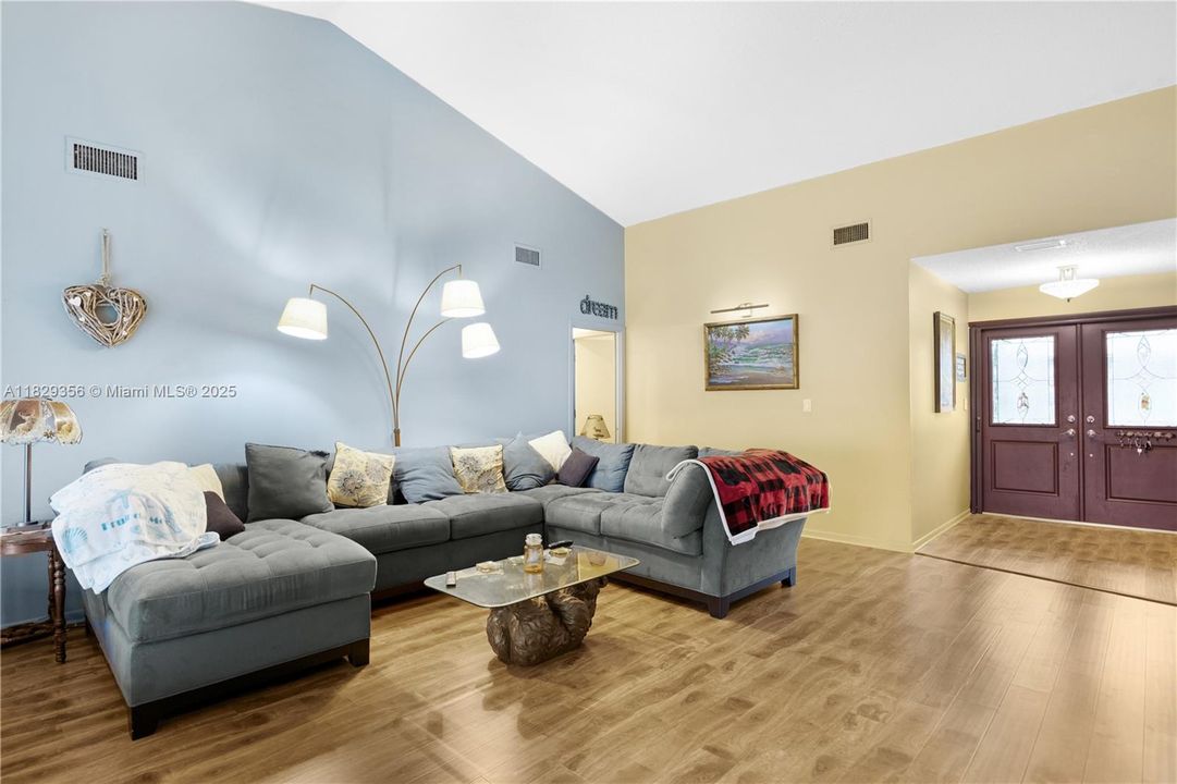 Vendido Recientemente: $389,000 (3 camas, 2 baños, 1823 Pies cuadrados)