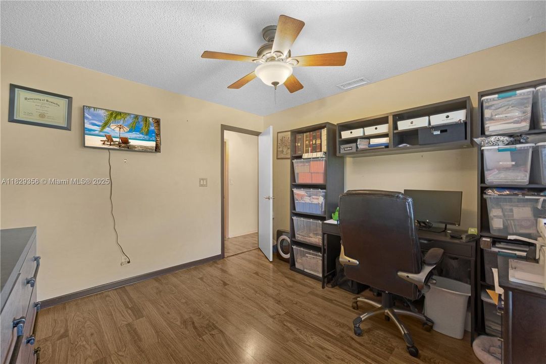 Vendido Recientemente: $389,000 (3 camas, 2 baños, 1823 Pies cuadrados)