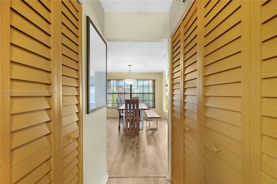 Vendido Recientemente: $389,000 (3 camas, 2 baños, 1823 Pies cuadrados)