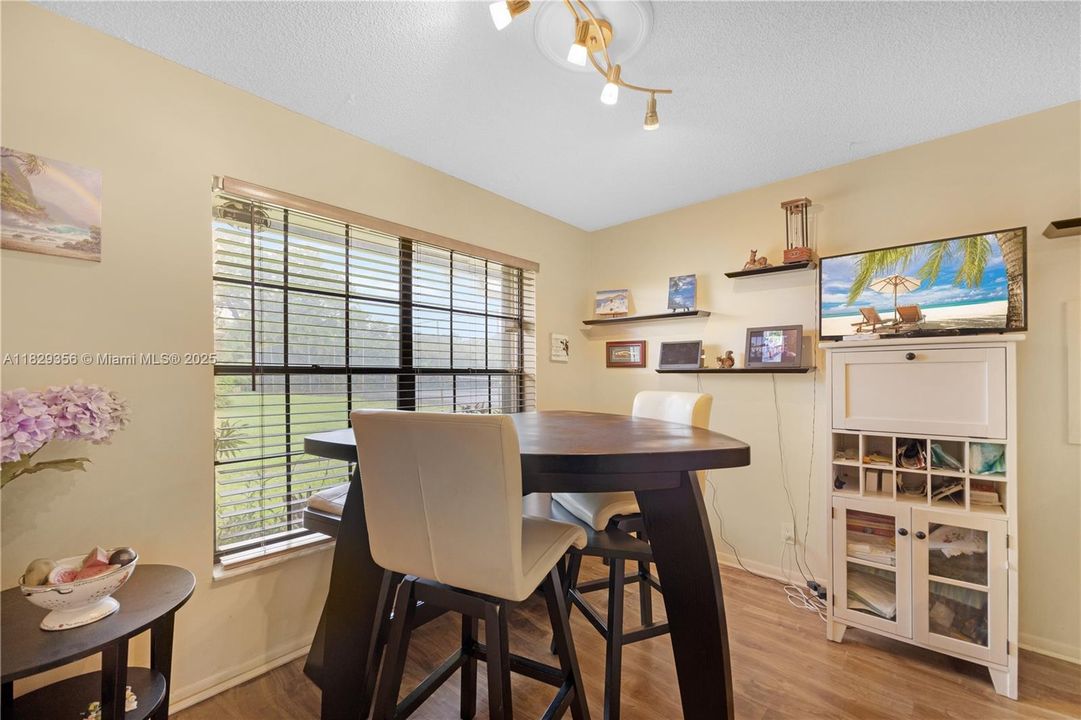 Vendido Recientemente: $389,000 (3 camas, 2 baños, 1823 Pies cuadrados)