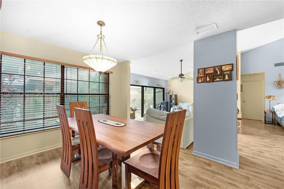 Vendido Recientemente: $389,000 (3 camas, 2 baños, 1823 Pies cuadrados)