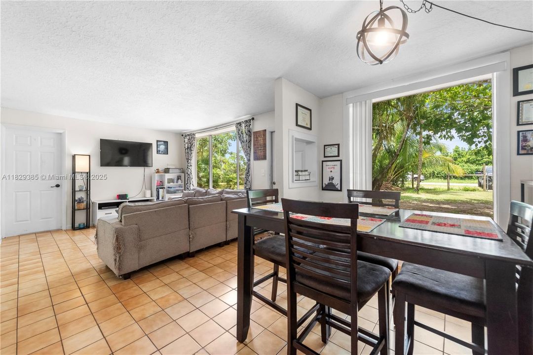 En Venta: $625,000 (3 camas, 3 baños, 1564 Pies cuadrados)