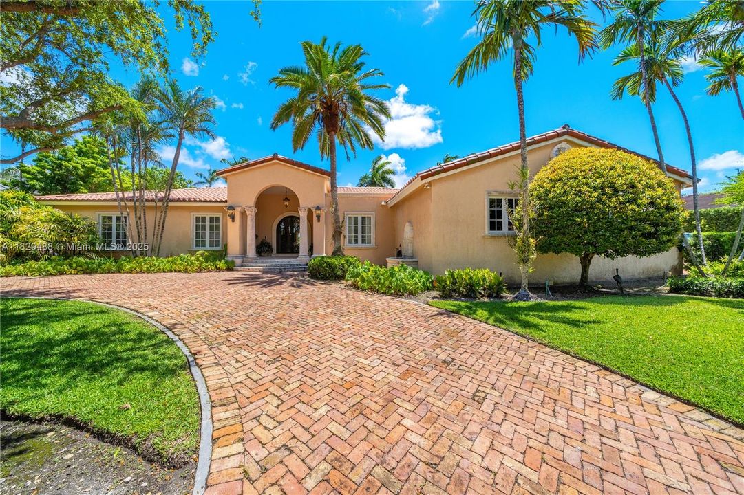 Recently Sold: $9,995,000 (5 beds, 4 baths, 3718 Square Feet)