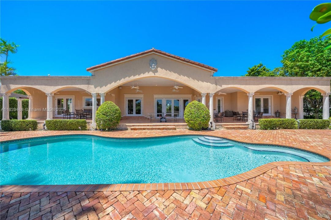 Recently Sold: $9,995,000 (5 beds, 4 baths, 3718 Square Feet)