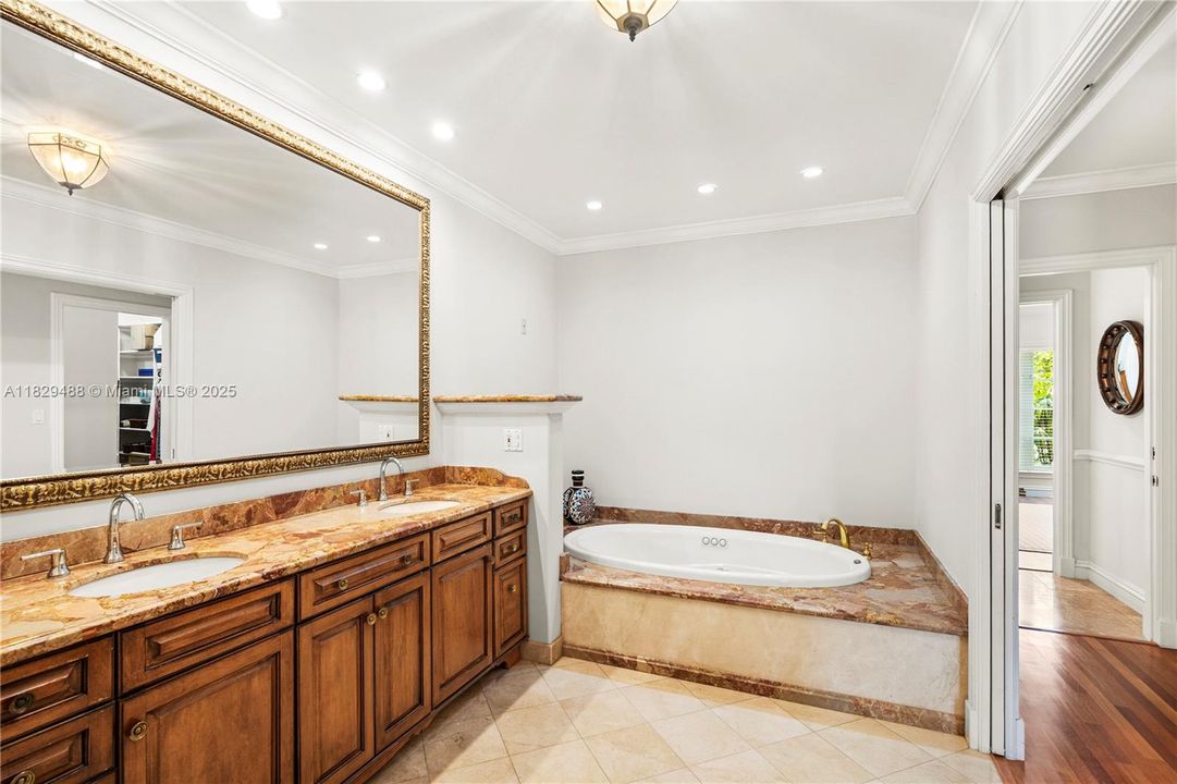 Recently Sold: $9,995,000 (5 beds, 4 baths, 3718 Square Feet)