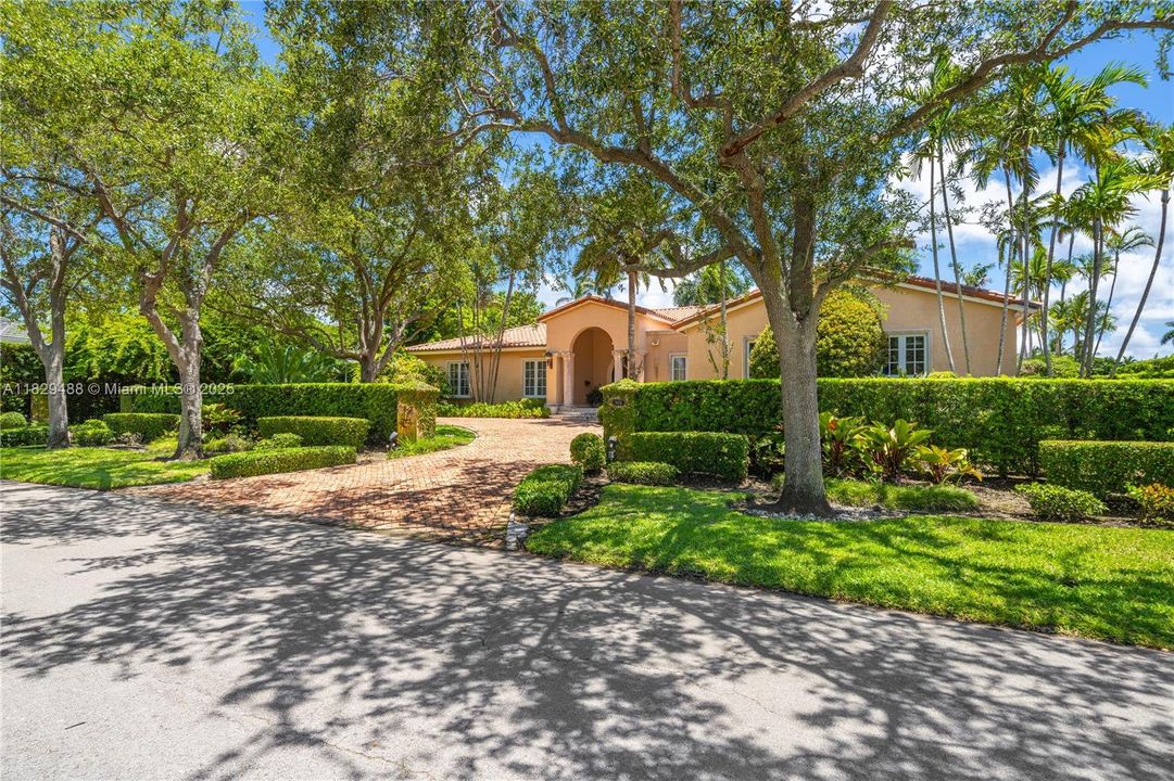 Recently Sold: $9,995,000 (5 beds, 4 baths, 3718 Square Feet)