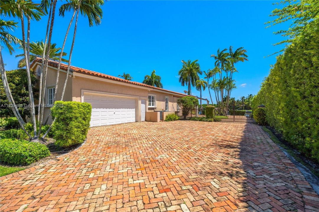 Recently Sold: $9,995,000 (5 beds, 4 baths, 3718 Square Feet)