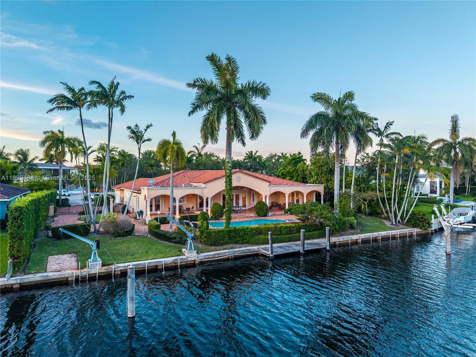 Recently Sold: $9,995,000 (5 beds, 4 baths, 3718 Square Feet)