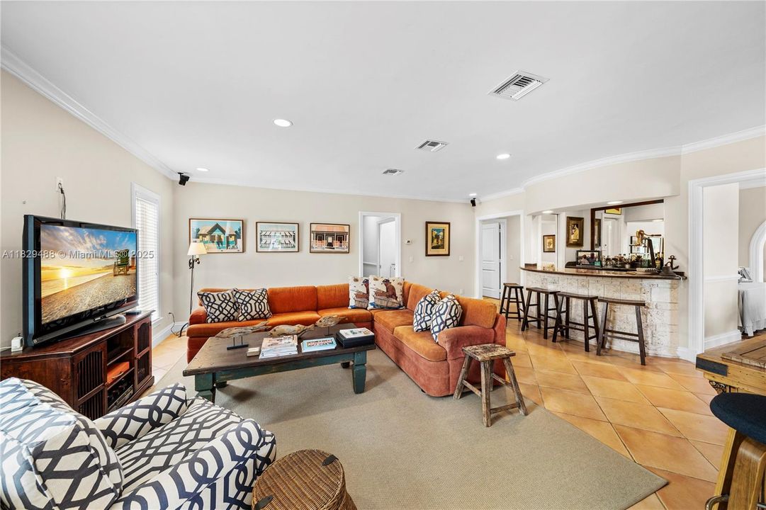 Recently Sold: $9,995,000 (5 beds, 4 baths, 3718 Square Feet)