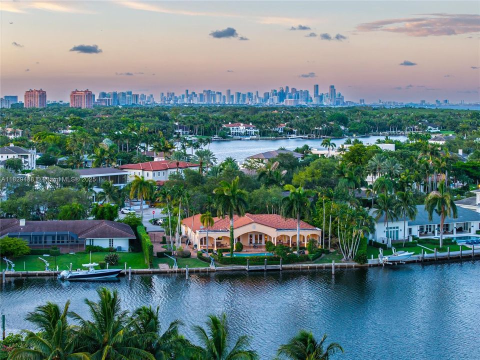 Recently Sold: $9,995,000 (5 beds, 4 baths, 3718 Square Feet)