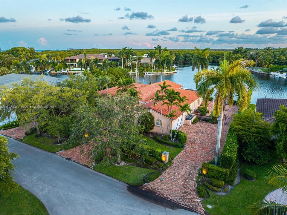 Recently Sold: $9,995,000 (5 beds, 4 baths, 3718 Square Feet)