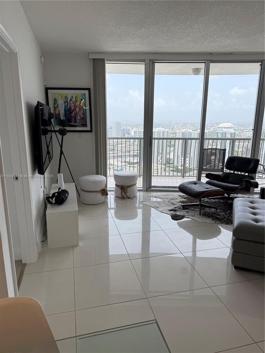 En Venta: $625,000 (2 camas, 2 baños, 1048 Pies cuadrados)