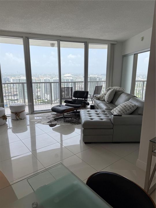 En Venta: $625,000 (2 camas, 2 baños, 1048 Pies cuadrados)