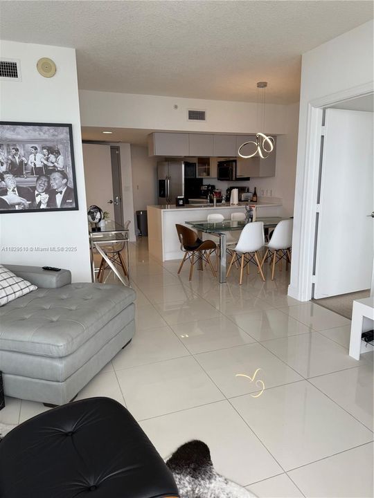 En Venta: $625,000 (2 camas, 2 baños, 1048 Pies cuadrados)