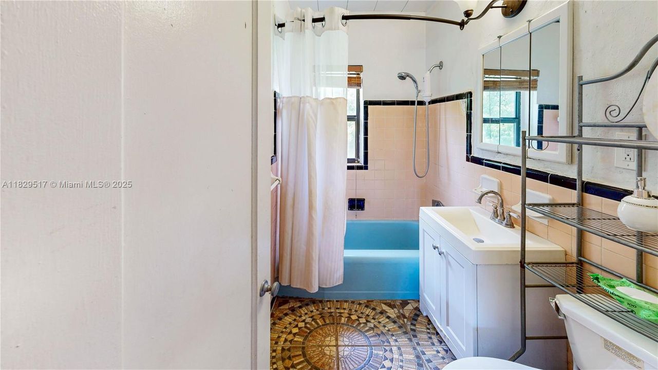 Недавно продано: $420,000 (2 спален, 1 ванн, 1202 Квадратных фут)