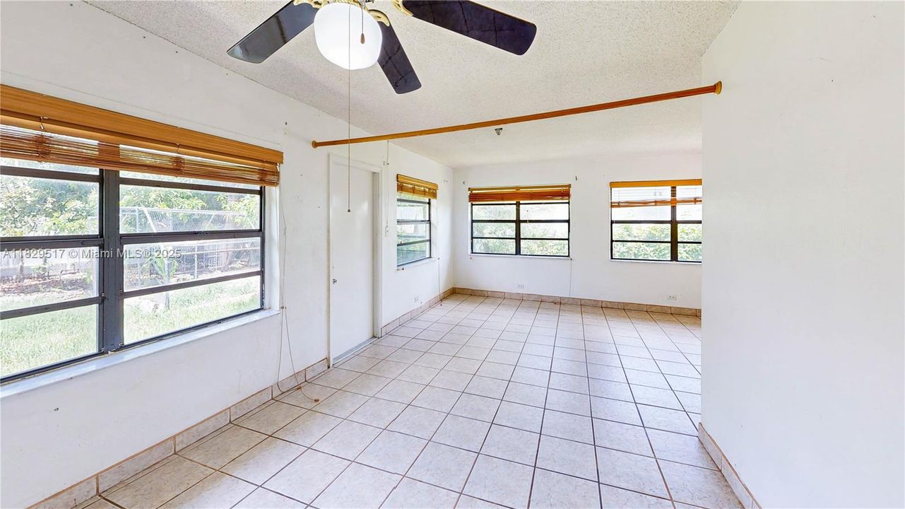 Недавно продано: $420,000 (2 спален, 1 ванн, 1202 Квадратных фут)