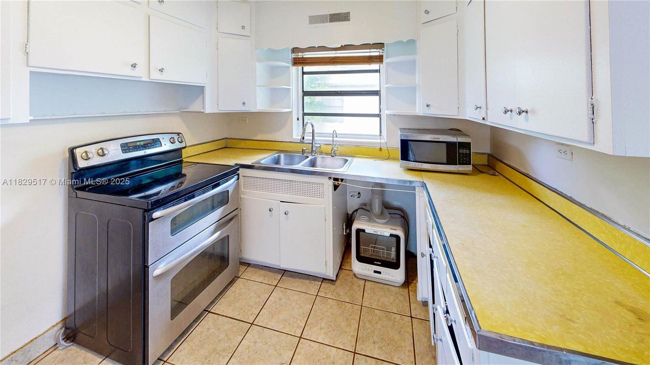 Недавно продано: $420,000 (2 спален, 1 ванн, 1202 Квадратных фут)