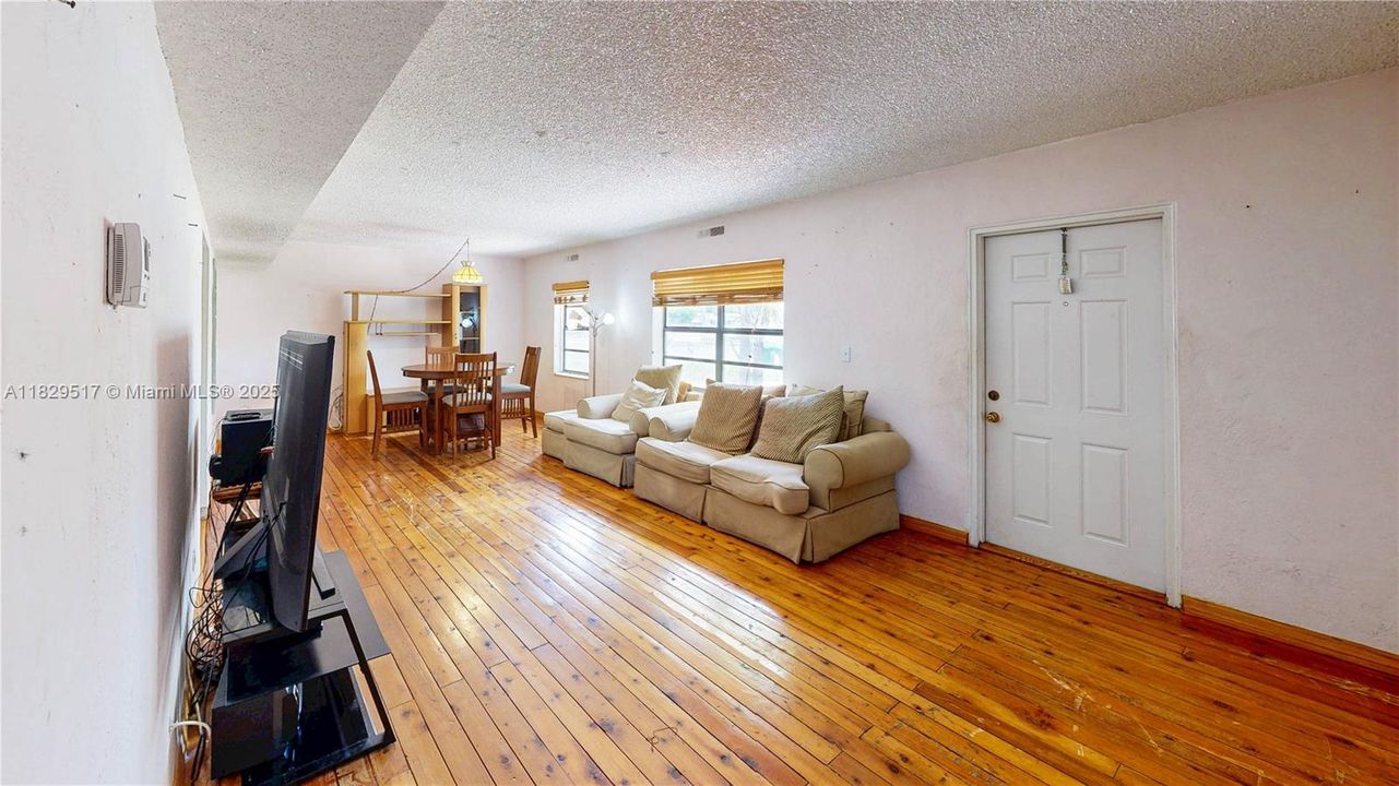 Недавно продано: $420,000 (2 спален, 1 ванн, 1202 Квадратных фут)