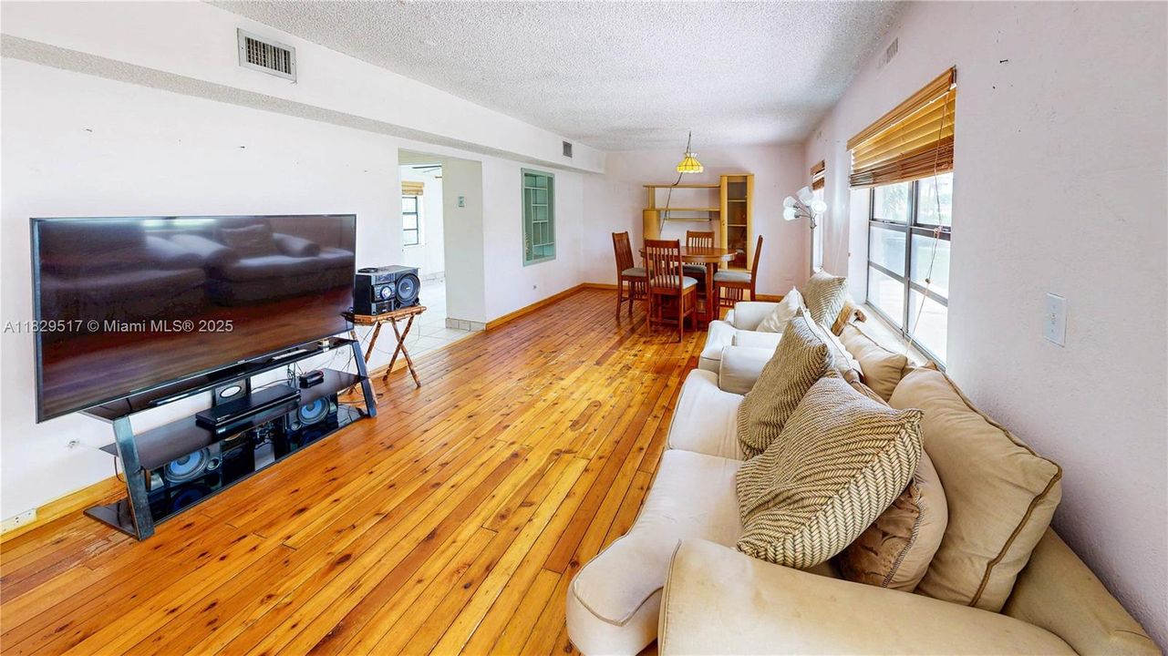 Недавно продано: $420,000 (2 спален, 1 ванн, 1202 Квадратных фут)