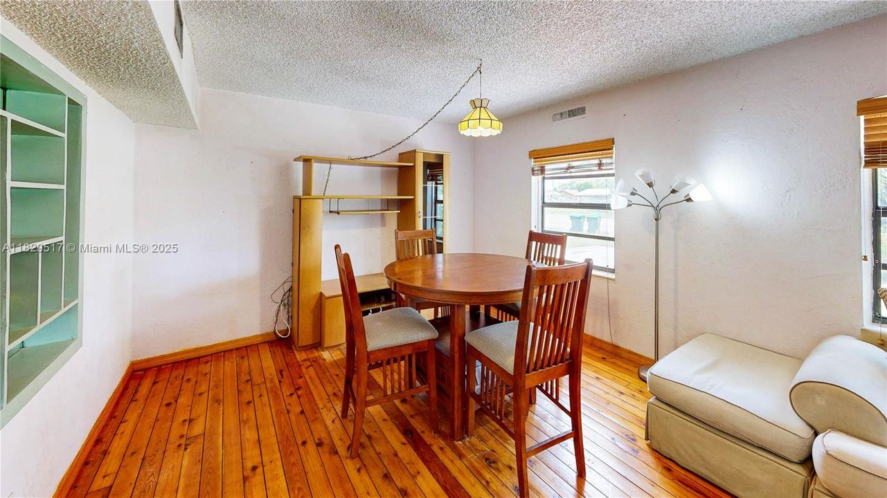 Недавно продано: $420,000 (2 спален, 1 ванн, 1202 Квадратных фут)