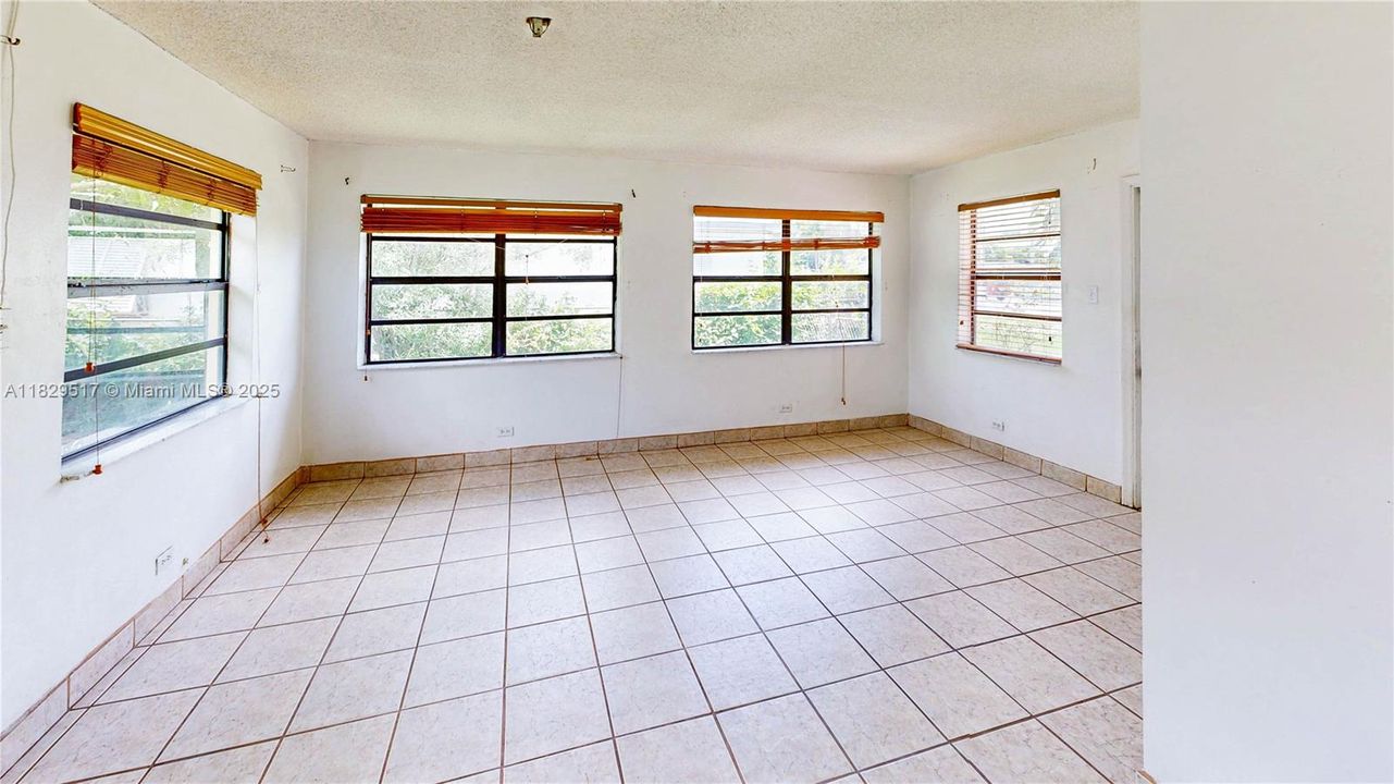 Недавно продано: $420,000 (2 спален, 1 ванн, 1202 Квадратных фут)