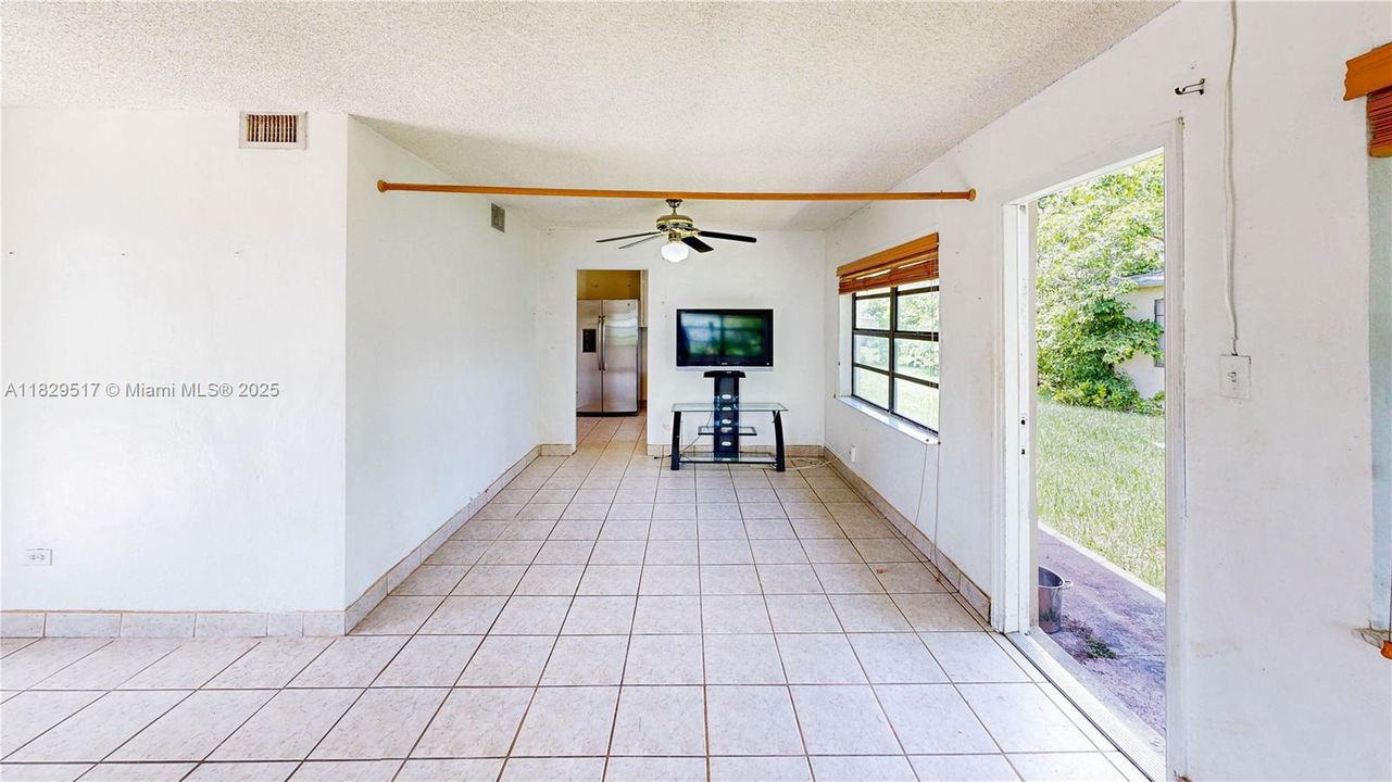 Недавно продано: $420,000 (2 спален, 1 ванн, 1202 Квадратных фут)