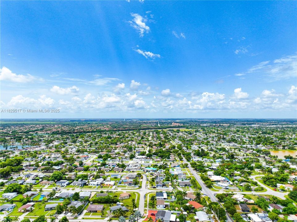 Недавно продано: $420,000 (2 спален, 1 ванн, 1202 Квадратных фут)