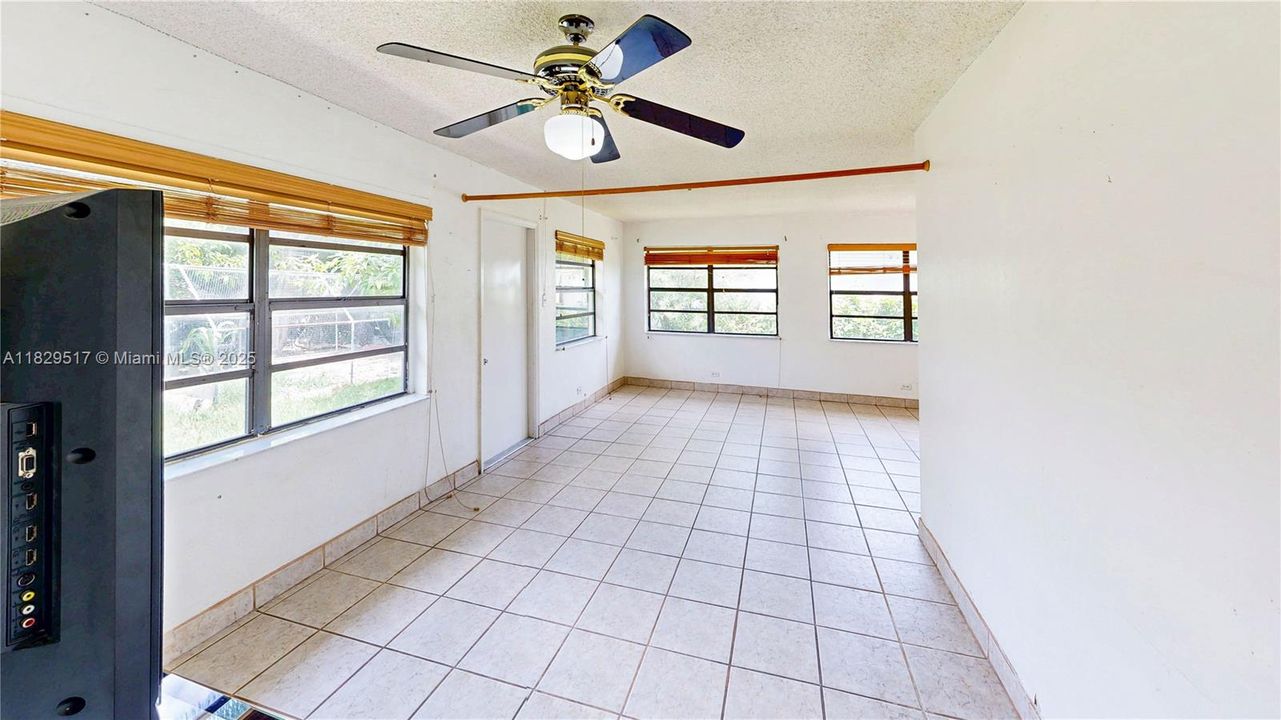 Недавно продано: $420,000 (2 спален, 1 ванн, 1202 Квадратных фут)