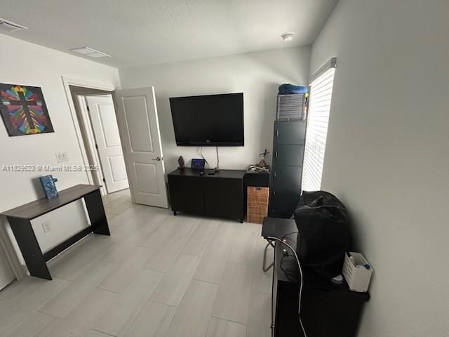 最近售出: $320,000 (3 贝兹, 2 浴室, 1451 平方英尺)