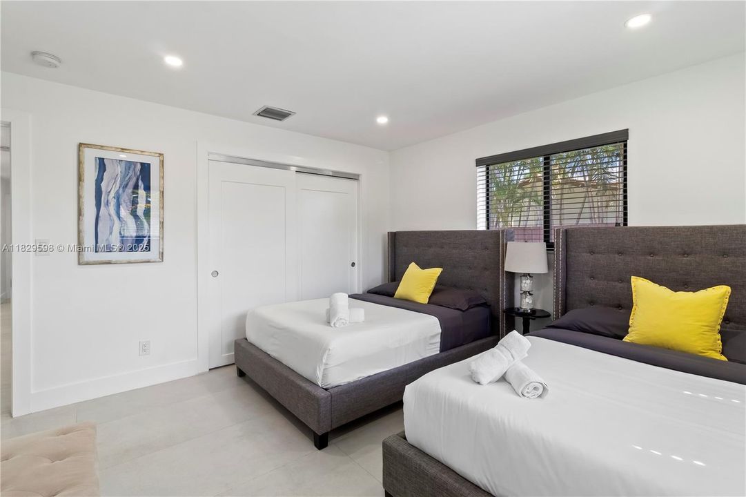 Recently Sold: $925,000 (3 beds, 2 baths, 1802 Square Feet)