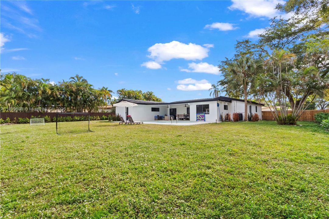Recently Sold: $925,000 (3 beds, 2 baths, 1802 Square Feet)