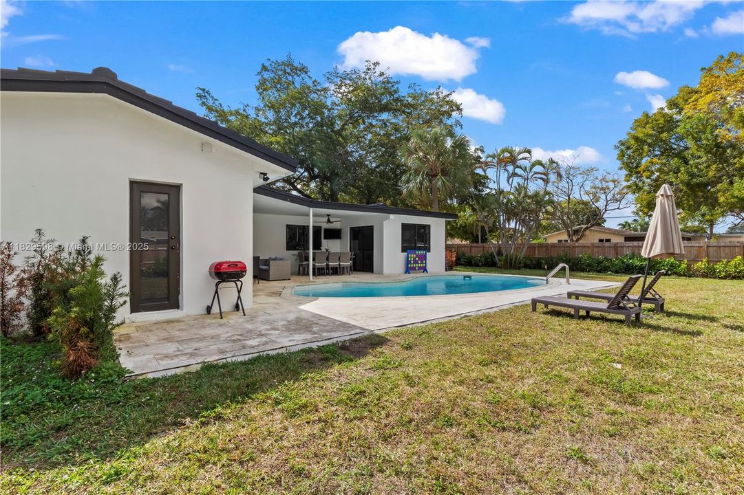 Recently Sold: $925,000 (3 beds, 2 baths, 1802 Square Feet)