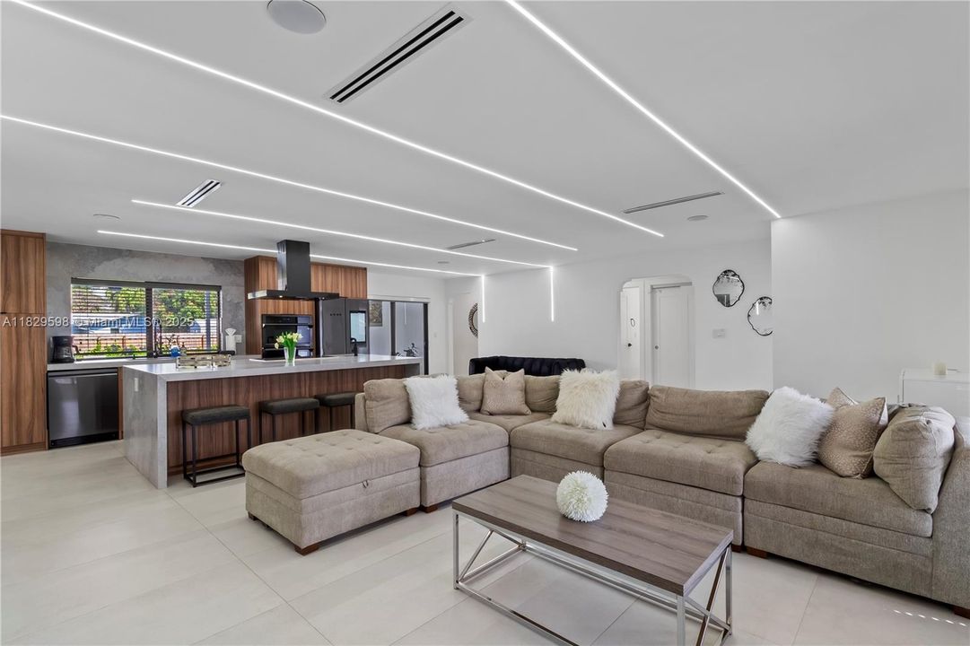 Recently Sold: $925,000 (3 beds, 2 baths, 1802 Square Feet)