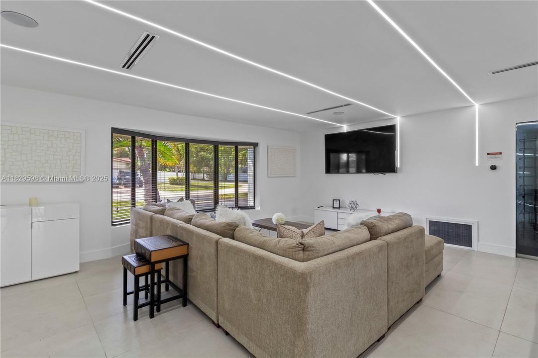 Recently Sold: $925,000 (3 beds, 2 baths, 1802 Square Feet)