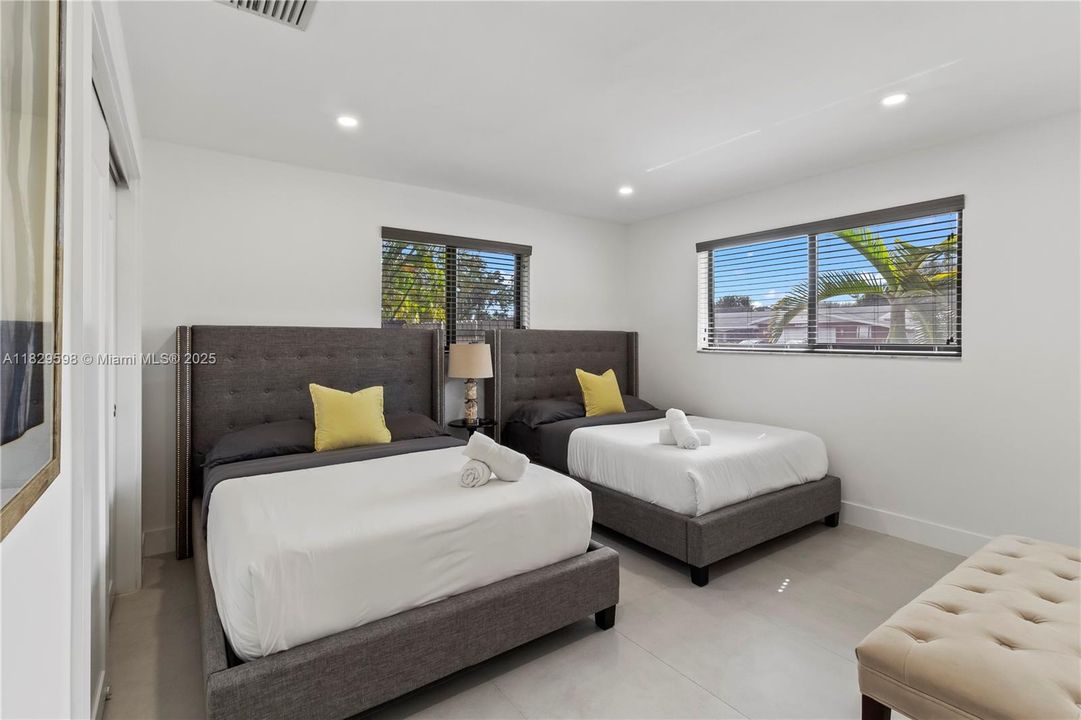 Recently Sold: $925,000 (3 beds, 2 baths, 1802 Square Feet)