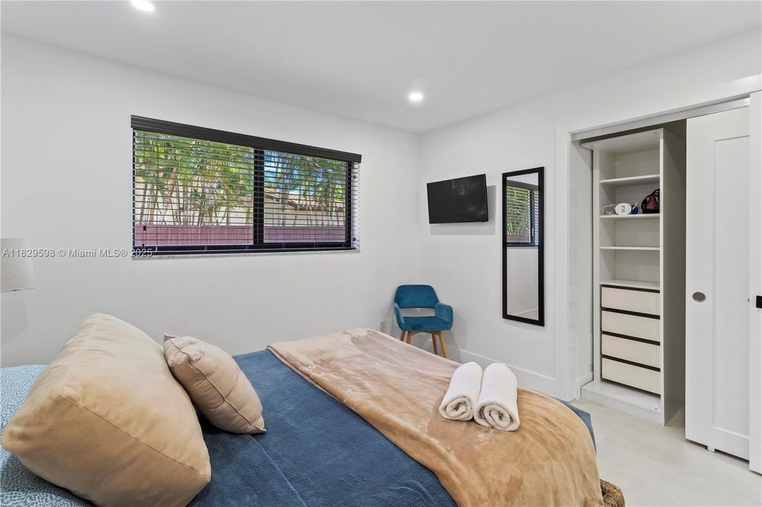 Recently Sold: $925,000 (3 beds, 2 baths, 1802 Square Feet)