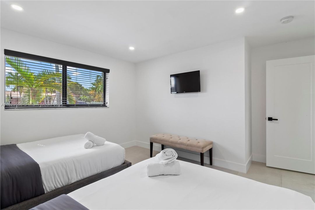 Recently Sold: $925,000 (3 beds, 2 baths, 1802 Square Feet)