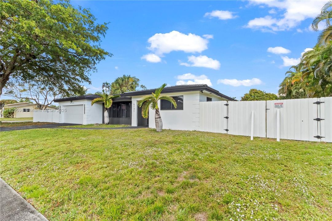 Recently Sold: $925,000 (3 beds, 2 baths, 1802 Square Feet)