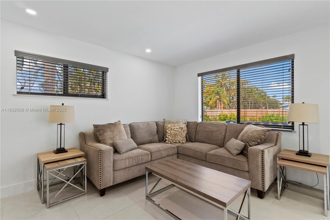 Recently Sold: $925,000 (3 beds, 2 baths, 1802 Square Feet)