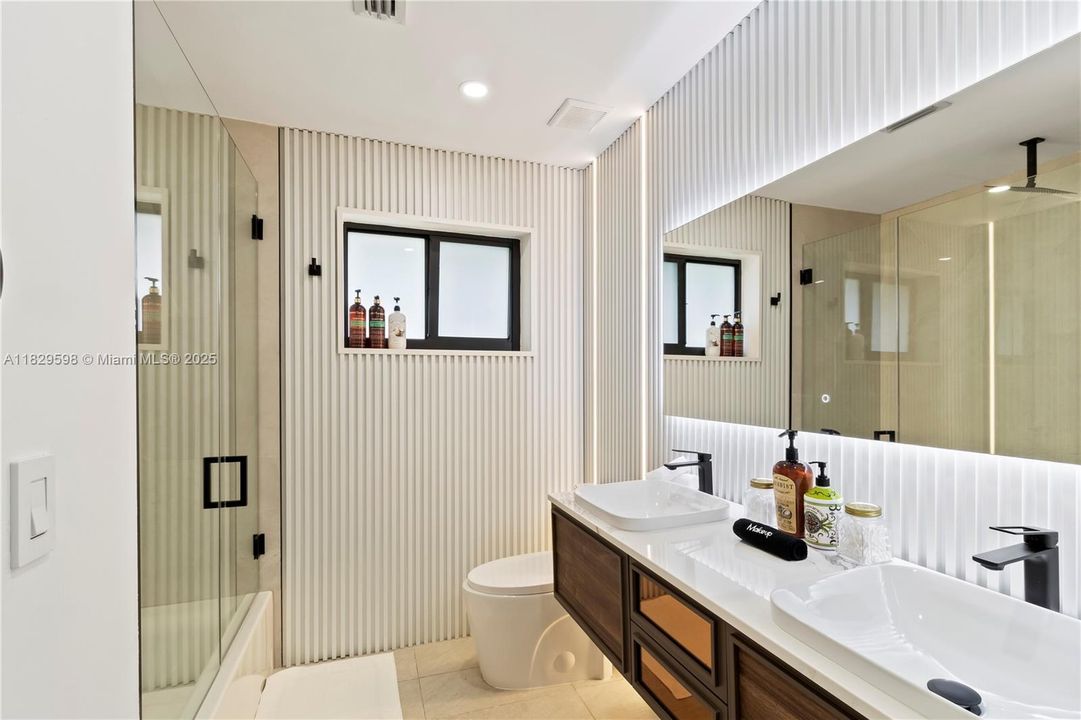 Recently Sold: $925,000 (3 beds, 2 baths, 1802 Square Feet)