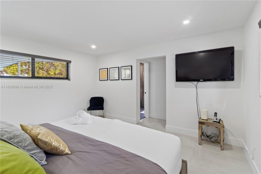 Recently Sold: $925,000 (3 beds, 2 baths, 1802 Square Feet)