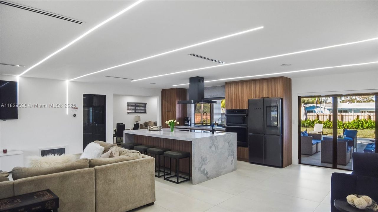 Recently Sold: $925,000 (3 beds, 2 baths, 1802 Square Feet)