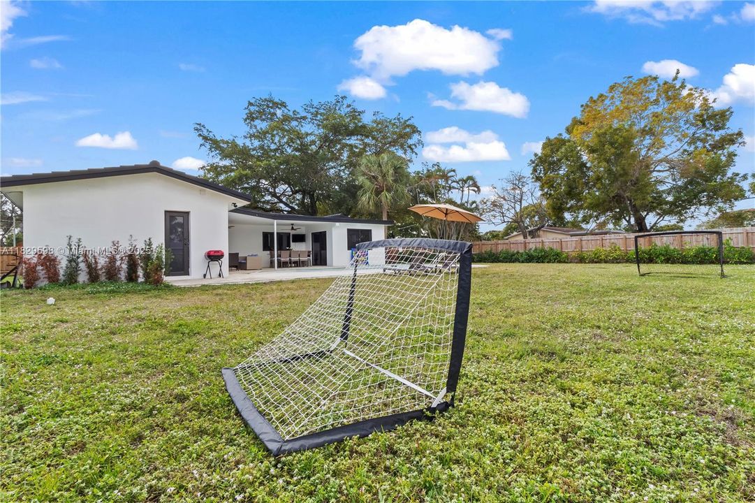 Recently Sold: $925,000 (3 beds, 2 baths, 1802 Square Feet)