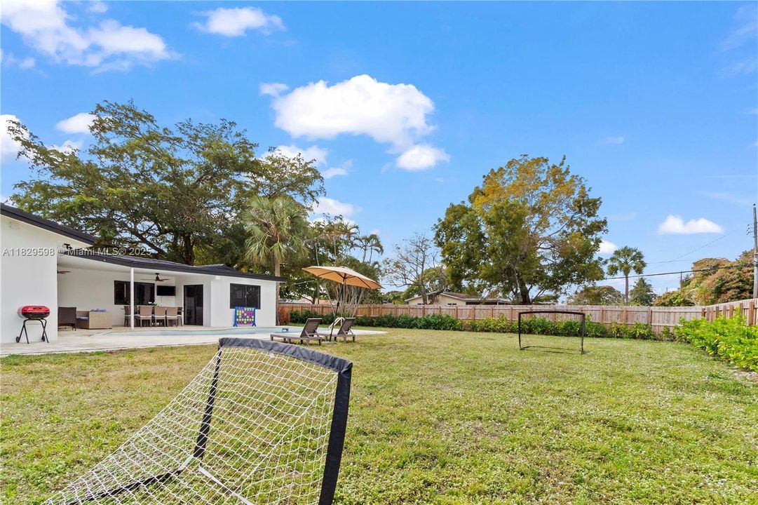 Recently Sold: $925,000 (3 beds, 2 baths, 1802 Square Feet)