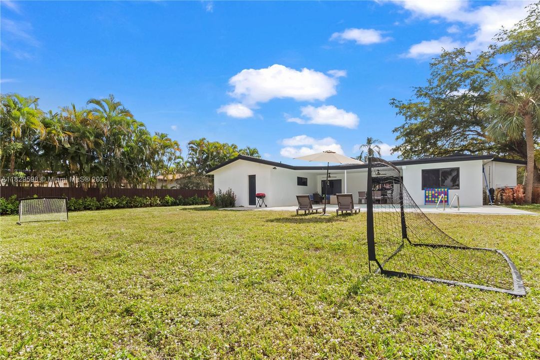 Recently Sold: $925,000 (3 beds, 2 baths, 1802 Square Feet)