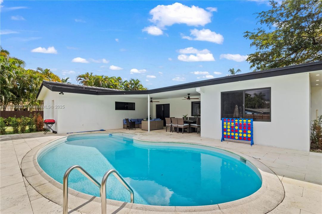 Recently Sold: $925,000 (3 beds, 2 baths, 1802 Square Feet)