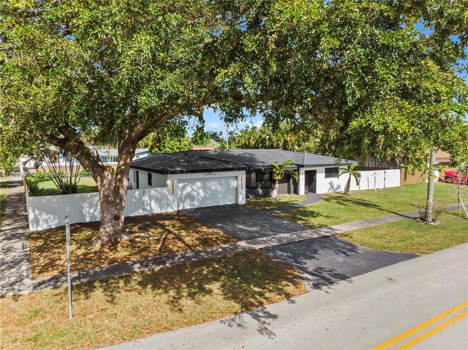 Recently Sold: $925,000 (3 beds, 2 baths, 1802 Square Feet)