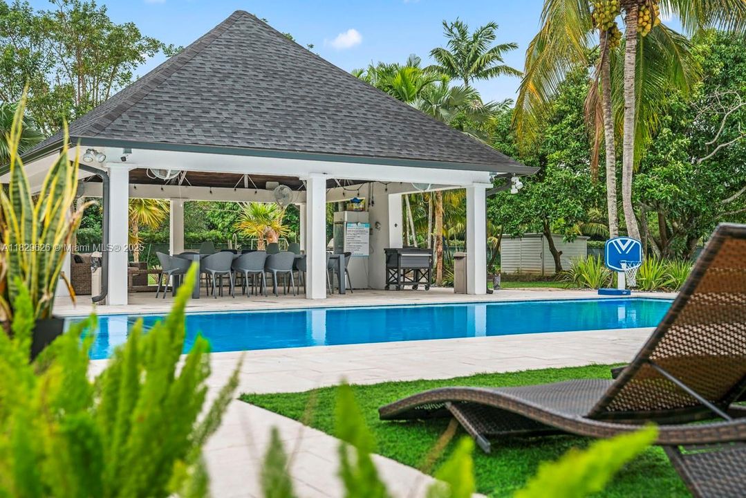 For Rent: $16,500 (5 beds, 6 baths, 3996 Square Feet)