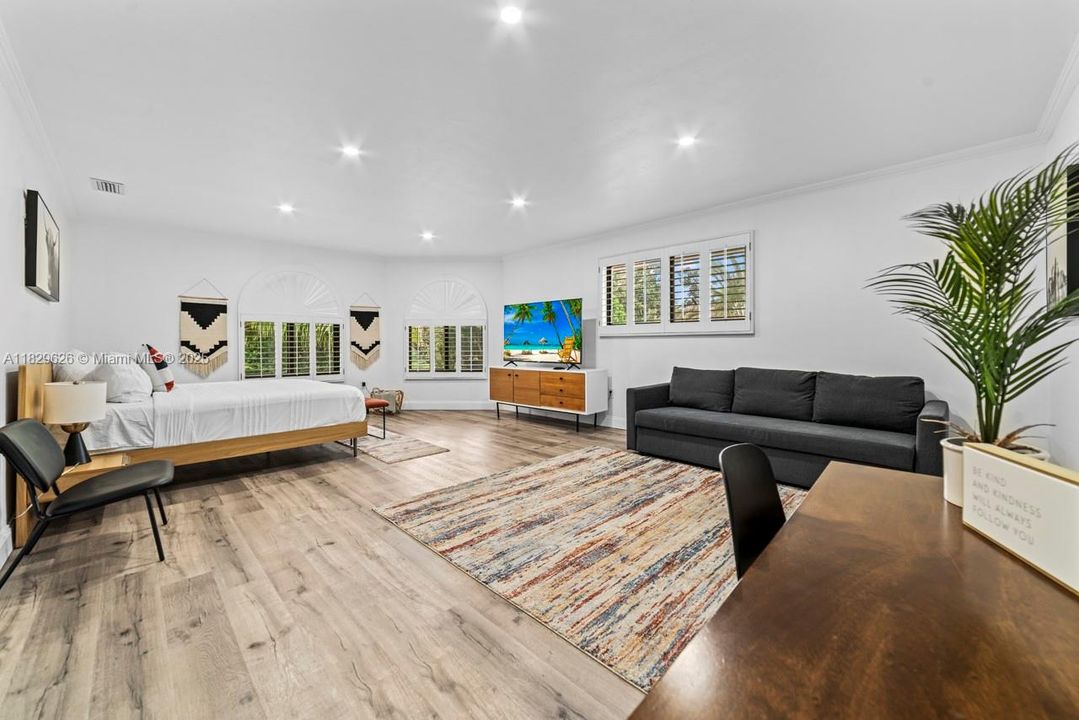 For Rent: $16,500 (5 beds, 6 baths, 3996 Square Feet)