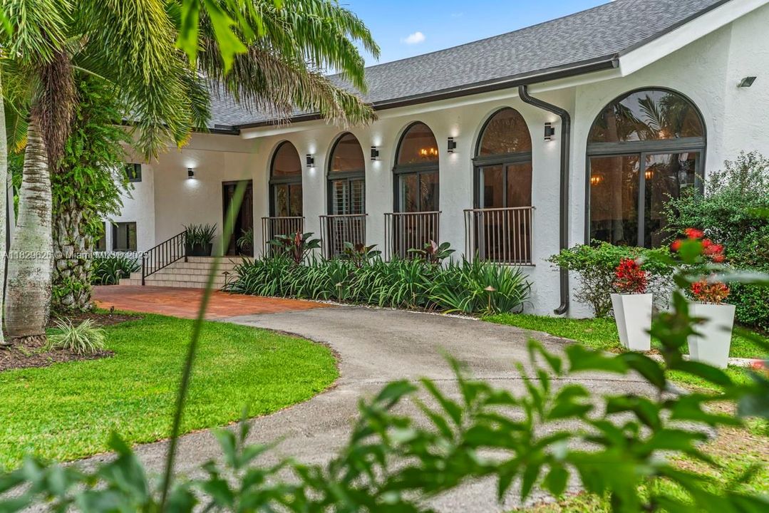 For Rent: $16,500 (5 beds, 6 baths, 3996 Square Feet)